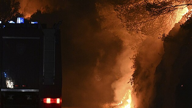 Okolí chorvatského ibeniku a Zatonu suují niivé poáry.