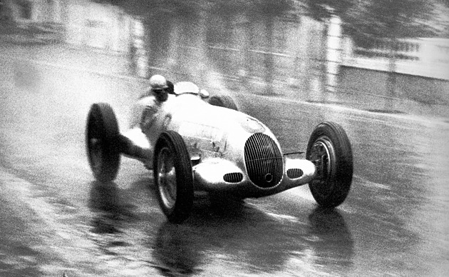 Rudolf Caracciola s Mercedesem W 25 při Grand Prix Monaka v roce 1936