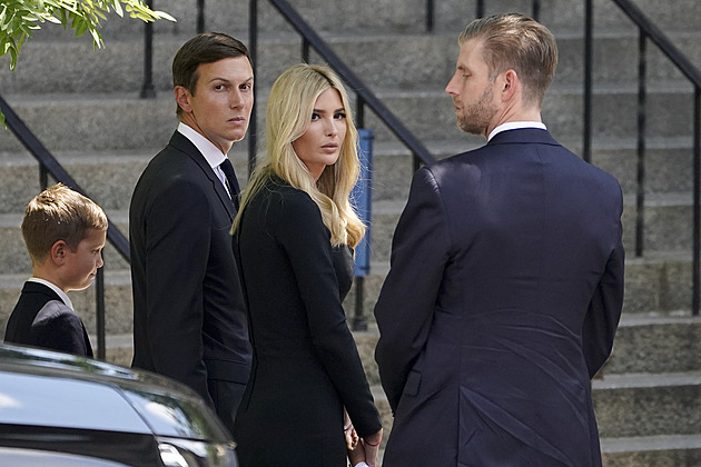 Ivanka Trumpová, zleva její manel Jared Kushner, zprava bratr Eric Trump