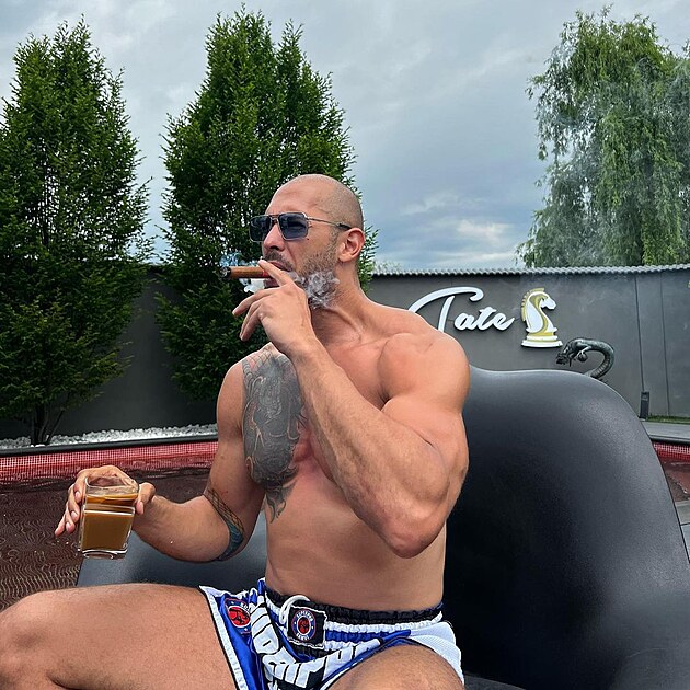 Andrew Tate na Instagramu bav� ok�zal�m stylem �ivota.