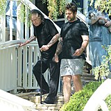 Ozzy Osbourne vychází z domu syna Jacka.