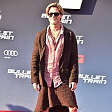 Brad na premiéře filmu Bullet Train dorazil v sukni.