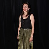 Sarah Havov v nezkrotn dlouh sukni.