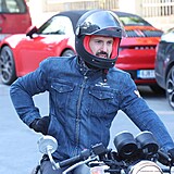 Václav Noid Bárta dorazil až po obřadu. Přijel na motorce.