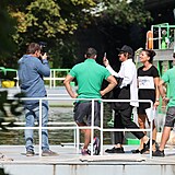 Sagvan Tofi a Karlos vylézají z lodi.