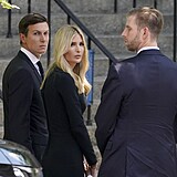 Ivanka Trumpová, zleva její manžel Jared Kushner, zprava bratr Eric Trump
