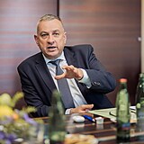 Ministr průmyslu a obchodu Jozef Síkela vyzval lidi k šetření energiemi. Sám...