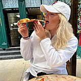 Kikinka Zemánková se v New Yorku láduje pizzou a je šťastná.