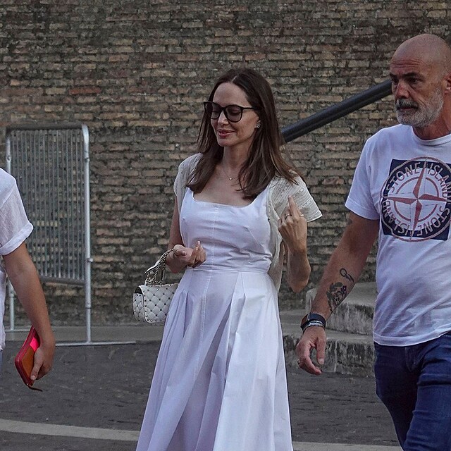 Angelina na prochzce Vatiknem.