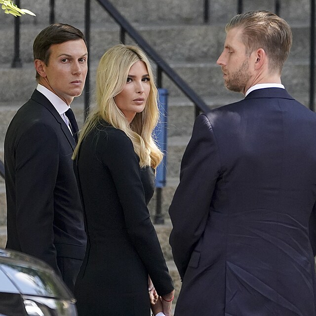 Ivanka Trumpov, zleva jej manel Jared Kushner, zprava bratr Eric Trump