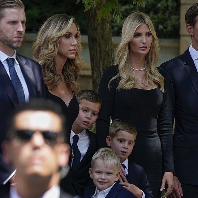Truchlící rodina Trumpových