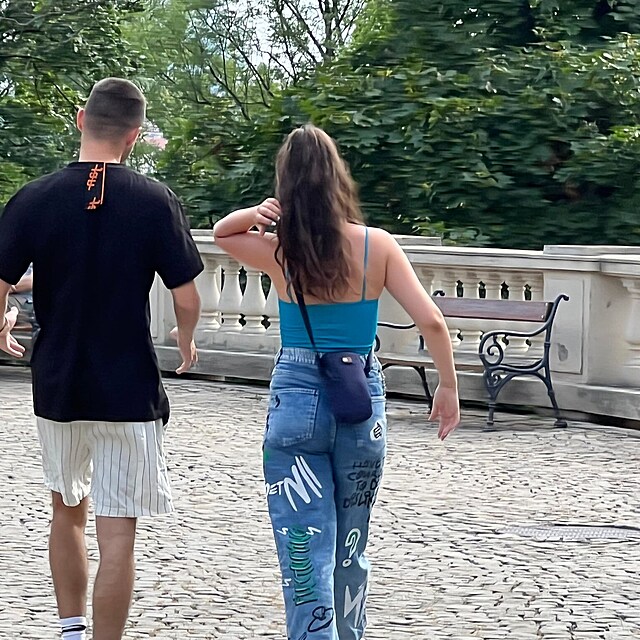 Nat�lie Grossov� a influencer Adam Kajumi na romantick� proch�zce Prahou...