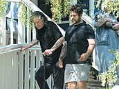 Ozzy Osbourne vychází z domu syna Jacka.