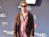 Brad na premiée filmu Bullet Train dorazil v sukni.