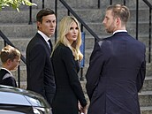 Ivanka Trumpová, zleva její manel Jared Kushner, zprava bratr Eric Trump