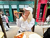 Kikinka Zemánková se v New Yorku láduje pizzou a je astná.