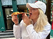Kikinka Zemánková se v New Yorku láduje pizzou a je astná.