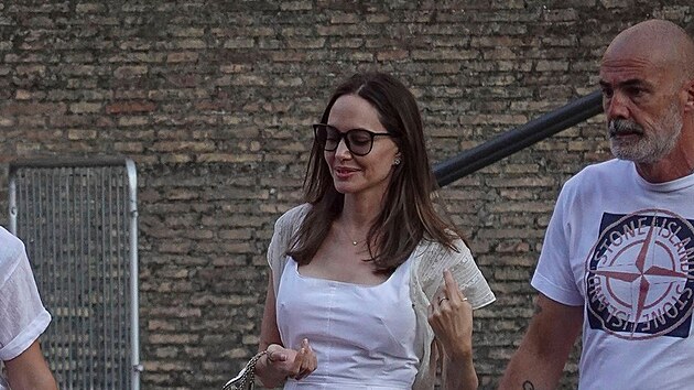 Angelina na procházce Vatikánem.