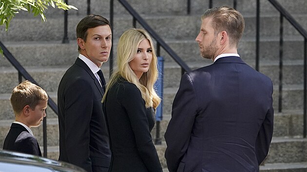 Ivanka Trumpov, zleva jej manel Jared Kushner, zprava bratr Eric Trump