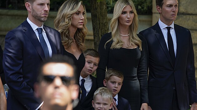 Truchlící rodina Trumpových