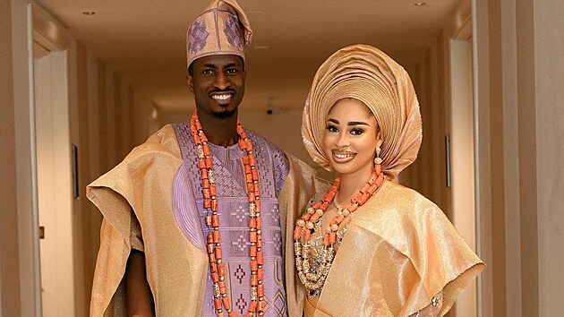 Ped rokem se brali na pompézní nigerijské svatb, te slávista Peter Olayinka s modelkou a herekou Yetunde pivítali na svt dceru.