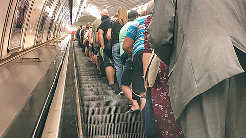 Vzácná chvíle, kdy na eskalátorech cestující stojí na jedné stran.