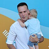 Petr Suchoň poprvé ukázal na veřejnosti ročního syna.