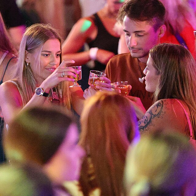 Holky do sebe klopily jeden drink za druh�m!