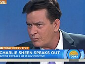 Charlie Sheen v roce 2015 v televizi piznal, e je HIV pozitivní. Chtl...
