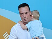 Petr Sucho poprvé ukázal na veejnosti roního syna.
