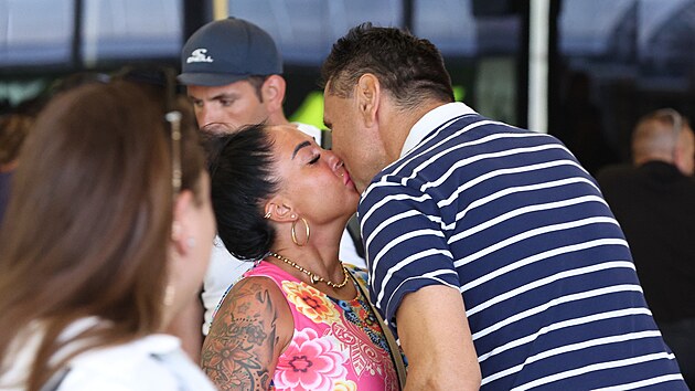 Marušku na letišti vítal její manžel. Došlo na vášnivý polibek!