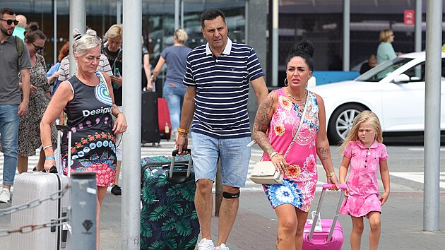 Vladimír se ukázal jako dokonalý otec. Marii vyzvedl na letiti, pomohl s kufry...