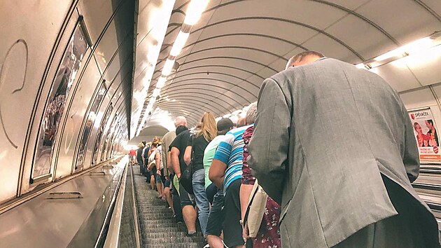 Vzácná chvíle, kdy na eskalátorech cestující stojí na jedné stran.