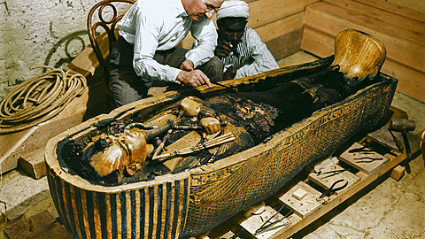 Howard Carter spolu s egyptským pomocníkem u zlatého sarkofágu faraona...