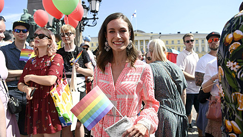 Finská premiérka Sanna Marinová la v ele pochodu Helsinki Pride.