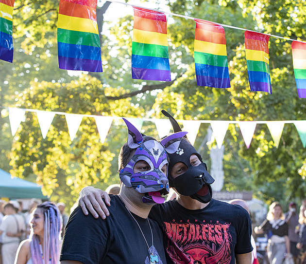 Praha se na týden rozzářila duhovými barvami. Začal třináctý ročník festivalu Prague Pride