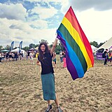 Georgia Hejdukov na letonm pochodu Prague Pride