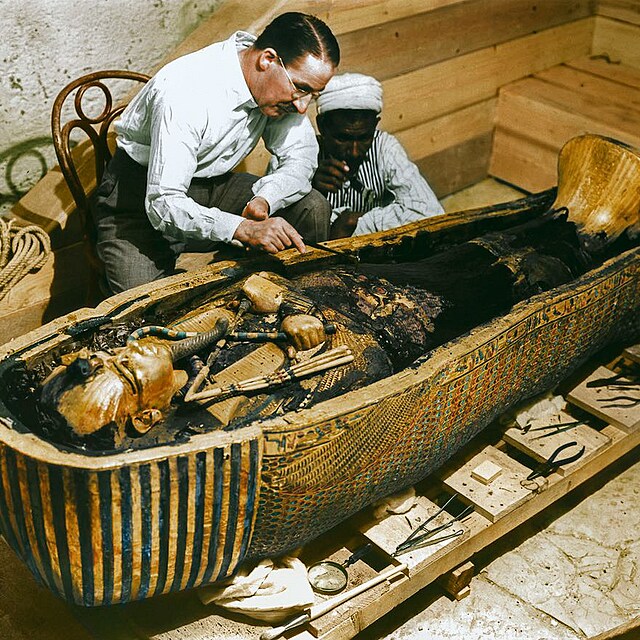 Howard Carter spolu s egyptskm pomocnkem u zlatho sarkofgu faraona...