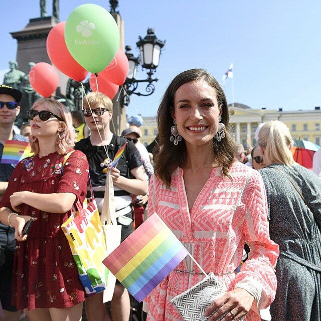 Finsk premirka Sanna Marinov la v ele pochodu Helsinki Pride.