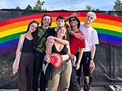 Influencer JustDejvit s p�áteli na Prague Pride.