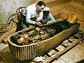 Howard Carter spolu s egyptským pomocníkem u zlatého sarkofágu faraona...