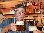 Pavel Nový si uíval pohodiku u piva.