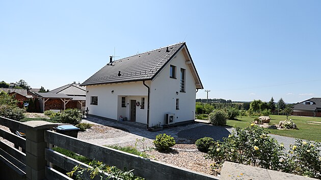 Dm Evy Bureové a Pemka Forejta má rozsáhlý pozemek.