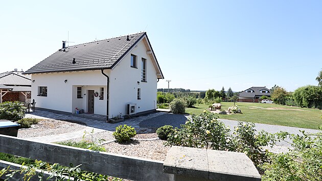 Dm Evy Bureové a Pemka Forejta má rozsáhlý pozemek.
