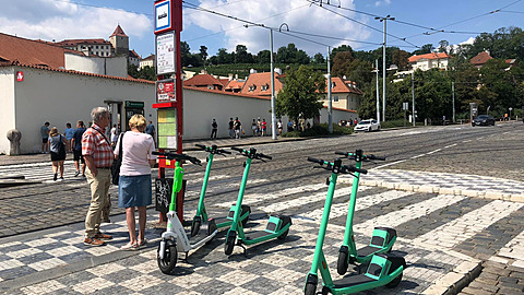 Praha bojuje s terorem v podob sdílených kol a kolobek.