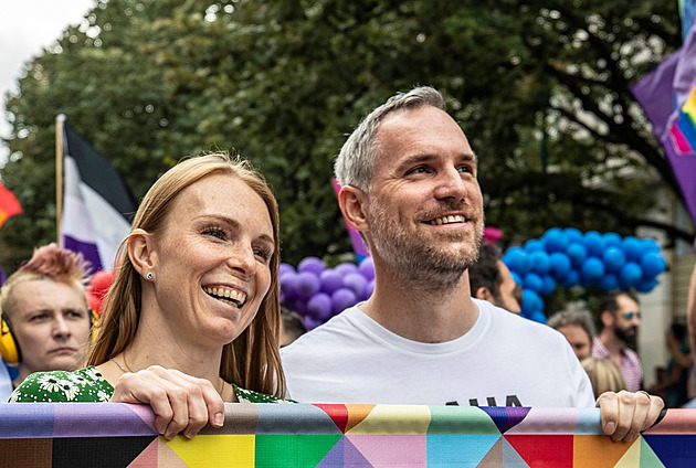 Zdenk Hib s manelkou Annou na letoním pochodu Prague Pride