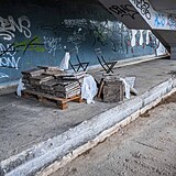 Bezdomovce, kte ili dlouh roky pod Hlvkovm mostem, museli pesthovat.