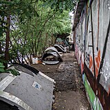 Bezdomovci, kteří žili dlouhé roky pod Hlávkovým mostem, nyní našli útočiště...