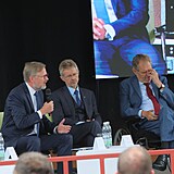 Prezident Miloš Zeman poslouchá premiéra Petra Fialu.