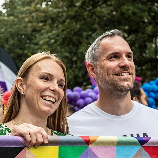 Zden�k H�ib s man�elkou Annou na leto�n�m pochodu Prague Pride